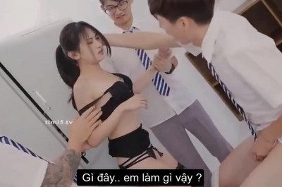 Nữ giáo viên bị lũ học trò đặt camera rồi quấy rối tình dục Dong Xiaowan